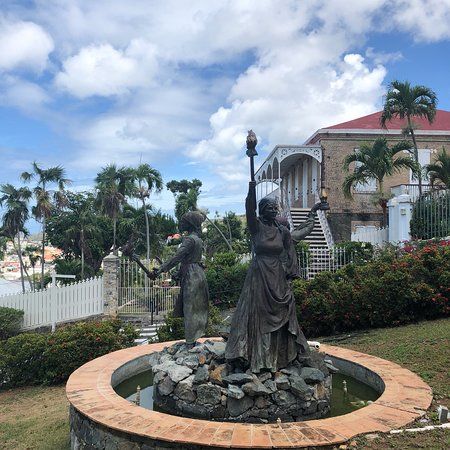 Three Queens Statue