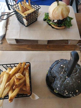Mondo's Bar & Grill