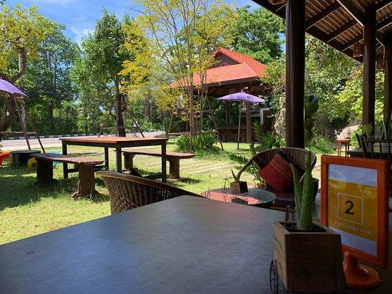 Banmai Damnoen Cafe