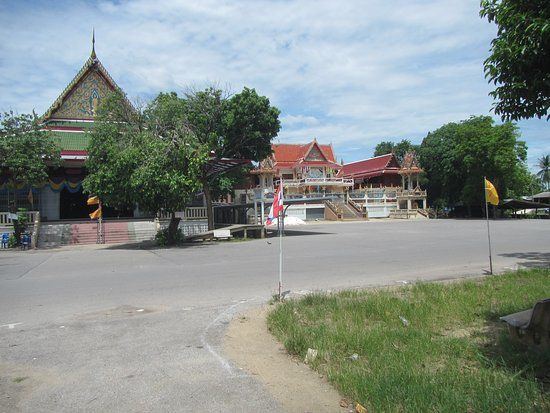 Wat Rat Charoen Tham
